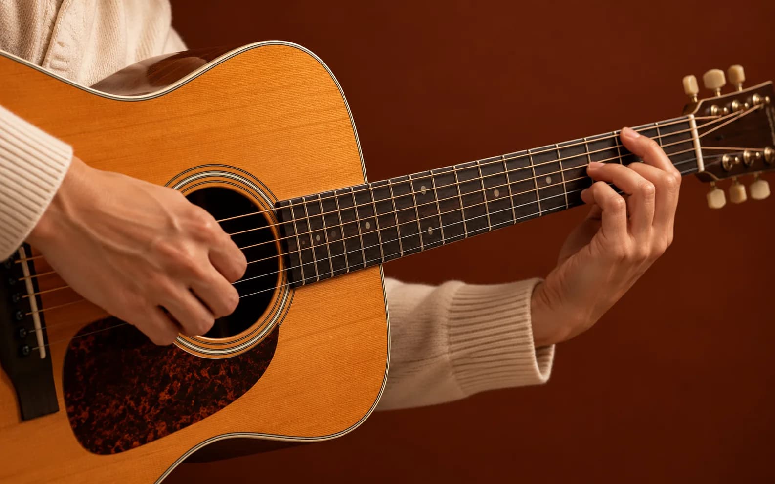 Akustik gitar çalan eller